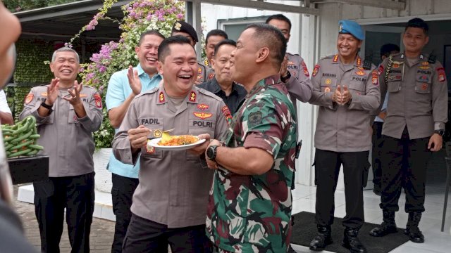 Kapolda Metro Jaya Irjen pol Fadil Imran Menyuapi Potongan Tumpeng Kepada Pangdam Jaya Mayjen TNI Untung Budiharto di Acara Surprise HUT TNI 77 (Foto: Wahyu Widodo republiknews.co.id)