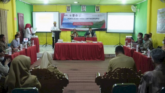 Pertemuan tim Desa Antikorupsi KPK dengan pejabat Desa Pakkatto dalam rangka membahas terkait proses tahapan penetapan Desa Antikorupsi, kemarin. (Dok. Humas Gowa)