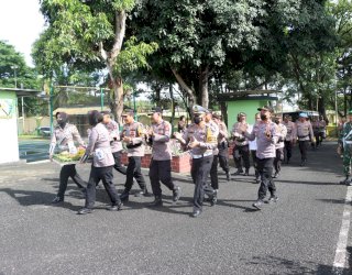 HUT TNI Ke-77 di Kodim 1423, Rombongan Polres Soppeng Berikan Surprise Nasi Tumpeng