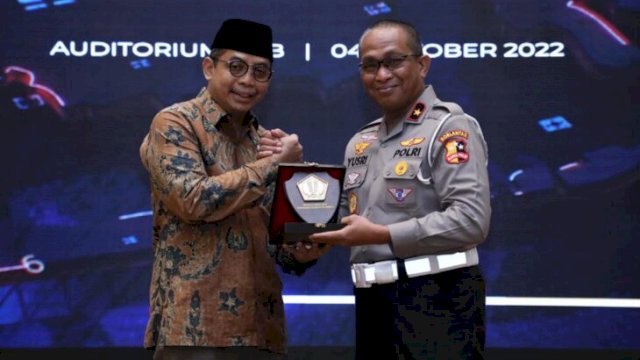 Penandatanganan perjanjian kerja sama antar DJP dan Polri dilakukan langsung oleh Direktur Jendral Pajak Suryo Utomo dengan Kepala Korlantas PolriIrjen Pol Firman Shantyabudi. (Dok. DPJ Kanwil Sulselbarta)