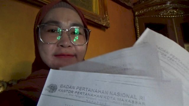 Salah satu warga yang mengungkapkan kekecewaannya karena tidak mendapatkan sertifikat gratis dari BPN Kota Makassar meski telah membayar jutaan rupiah. (Istimewa)