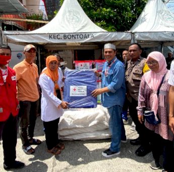 Kebakaran di Kangkung Timur, Ketua PMI Makassar Salurkan Bantuan