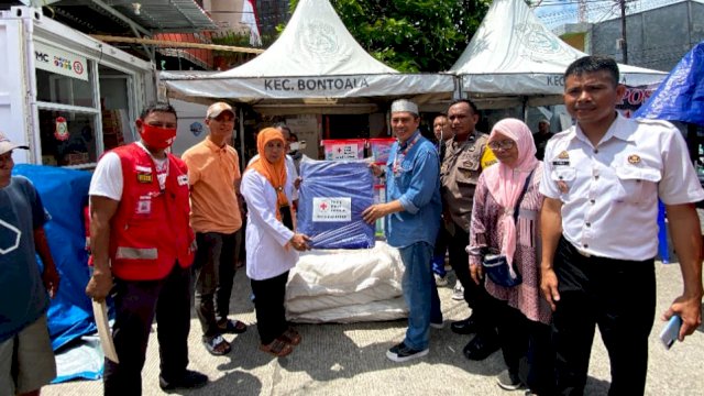 Ketua PMI Kota Makassar Syamsu Rizal (Deng Ical) menyerahkan bantuan kepada korban kebakatan di Jalan Kangkung, Bontoala, Rabu (05/10/2022). (Istimewa)