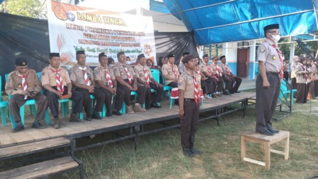 Ketua Kwartir Ranting Watopute Muslima, saat memimpin peserta upacara lomba tingkat II bersama para panitia dan kepala sekolah SMP dan MTS (FOTO. Rustam/Republiknews.Co.Id)