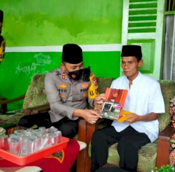Polisi Salurkan Bantuan Kepada Keluarga Korban Insiden Kanjuruhan