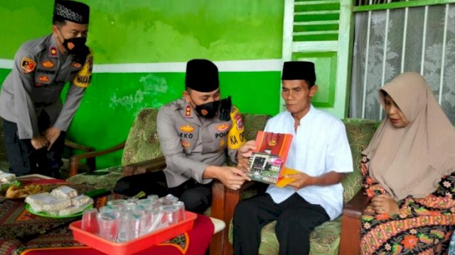 AKBP, Eko Hartanto mewakili Polda Jatim Menyerahkan Bantuan dari Kapolri Untuk Keluarga Korban Tragedi Kanjuruhan, kamis (06/10/2022). (Ist)