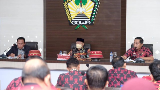 KONI Gowa bersama Wakil Bupati Gowa Abd Rauf Malaganni saat melakukan pertemuan terkait persiapan Porprov Sulsel. (Dok. Humas Gowa)