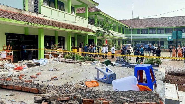 Lokasi Tembok Roboh di MTSN 19 Jakarta, Tiga Siswa Tewas. (Foto: Wahyu Widodo/Republiknews.co.id)