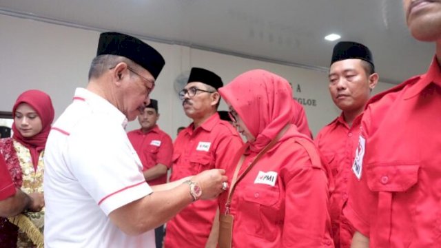 Ketua PMI Kabupaten Gowa yang juga Wakil Bupati Gowa Abd Rauf Malaganni saat melantik salah satu pengurus PMI di tingkat kecamatan, Jumat (07/10/2022). (Ist)