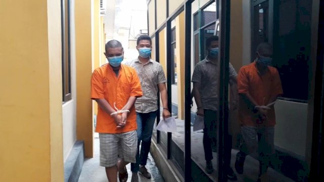 Pelaku AS saat diamankan di Polresta Palangkaraya usai memperkosa wanita penderita Difabel. (Istimewa)