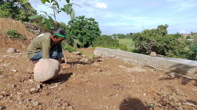 Ket : Ketua Lingkar Hijau Kota Parepare, Iqbal Rahim Gani (IRG) saat melakukan penanaman pohon di Gunung Tolong. (Istimewa)