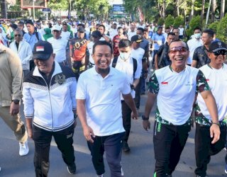 Diikuti Prajurit TNI-Polri dan Masyarakat, Andi Sudirman dan Pangdam XIV Hasanuddin Gerak Jalan Santai 5 Km