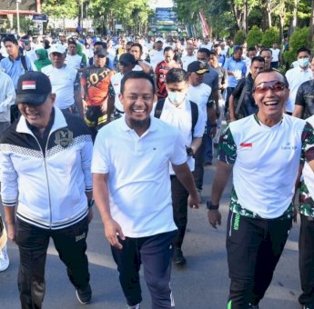 Diikuti Prajurit TNI-Polri dan Masyarakat, Andi Sudirman dan Pangdam XIV Hasanuddin Gerak Jalan Santai 5 Km