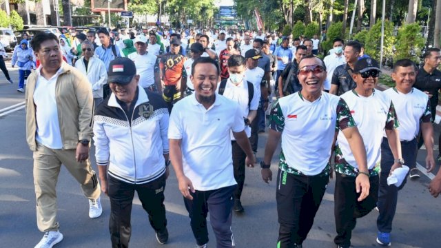 Diikuti Prajurit TNI-Polri dan Masyarakat, Andi Sudirman dan Pangdam XIV Hasanuddin Gerak Jalan Santai 5 Km