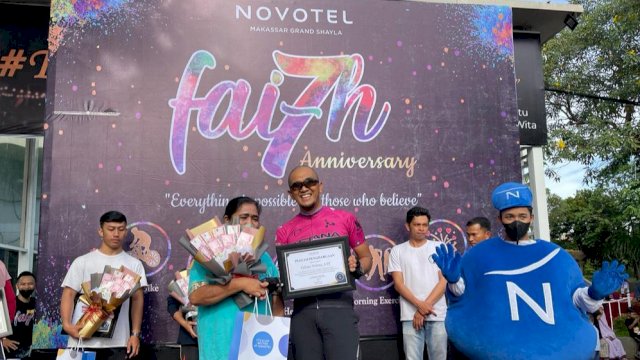 General Manager Novotel Makassar Grand Shayla Whisnu Wijaya, saat memberikan penghargaan kepada pada guru honorer pada perayaan Anniversary ke-7 Tahun Novotel Makassar, di sela-sela Car Free Day, Minggu (09/10/2022). (Dok. Novotel Makassar)