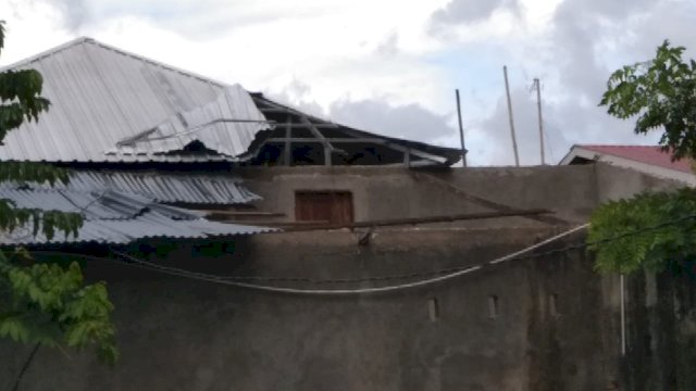 Puluhan Rumah di Desa Punaga, Kecamatan Mangarabombang, Kabupaten Takalar rusak diterjang Angin Puting Beliung, Minggu (09/10/2022). (Istimewa)
