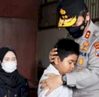 Kapolda Jatim Akan Suport Cita-Cita Dua Anak Polisi yang Jadi Korban Meninggal di Stadion Kanjurihan