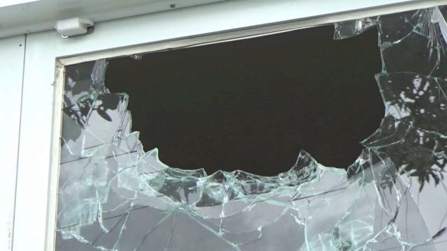 Kaca Pintu Unit Gawat Darurat (UGD) Puskesmas Bontomarannu yang pecah akibat lemparan batu. (Istimewa)