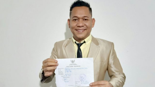 Triyono memperlihatkan bukti terima laporan Komisi Yudisial atas laporannya terhadap 3 Hakim di Pengadilan Negeri (PN) Sampit. (Istimewa)