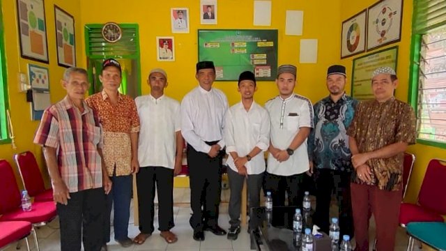 Calon Kepala Desa Lompulle, Kabupaten Soppeng, Amri Naharuddin, didampingi Tokoh Agama dan Tokoh Masyarakat serta ketua Tim Kawan Amanah mendaftar sebagai calon Pilkades Desa Lompulle, Kecamatan Ganra, Senin (10/10/2022). (Istimewa)