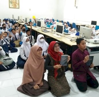 Novelis Cilik Hadziq Averroes Ceritakan Pengalaman Menulis Novel Fantasi ke Siswa SMP 1 Banjarbaru