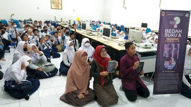 Acara Talkshow Penulis Belia Festival Literasi Banjarbaru, Hadziq (Kanan) Hudan Nur (Tengah) dan Nurul Asmayani (Kiri) tengah berfoto dengan siswa SMP 1 Banjarbaru. (Foto: Rahim Arza / Republiknews.co.id)
