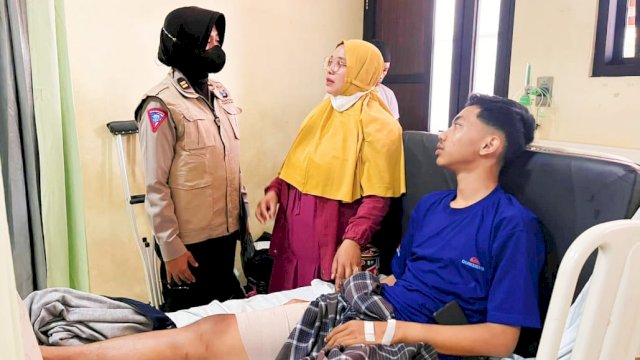 Tim Trauma Healing Polda Jatim berbincang dengan keluarga dan korban Tragedi Kanjuruhan yang selamat, hal ini untuk mengobati kecemasan yang dialami pasien maupun keluarga Korban. (Istimewa)