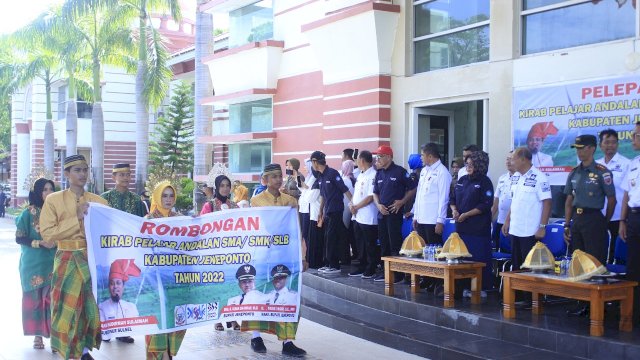 Bupati Jeneponto Iksan Iskandar, saat melepas ratusan pelajar. (Istimewa)