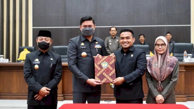 Bupati Gowa Adnan Purichta Ichsan dalam rapat paripurna penetapan ranperda Perumda Tirta Jeneberang menjadi perda. (Dok. Humas Pemkab Gowa)