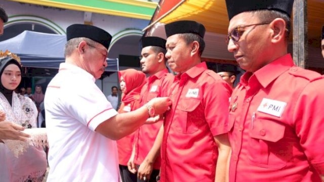 Ketua PMI Kabupaten Gowa Abd Rauf Malaganni melantik pengurus PMI Kecamatan Bajeng Barat. (Dok. Humas Pemkab Gowa)