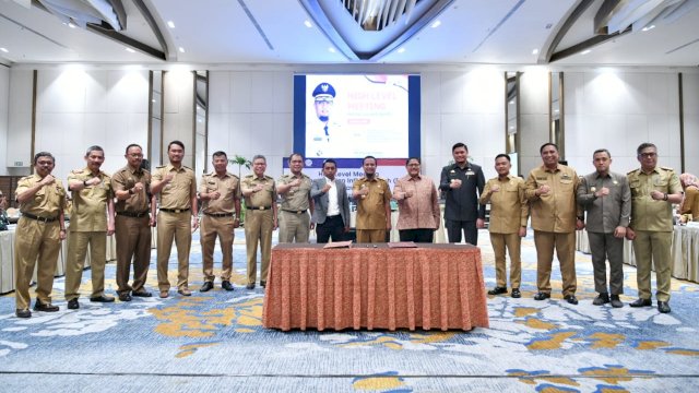 Gubernur Sulsel Andi Sudirman Sulaiman, memimpin High Level Meeting dihadiri Forkopimda dan Bupati dan Wali Kota se-Sulsel, Bank Indonesia, BULOG dan BPS, Selasa (11/10/2022). (Istimewa)