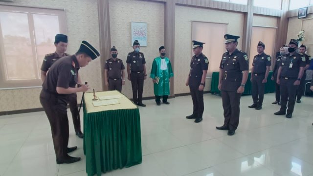 Serah terima jabatan Kepala Seksi Perdata dan Tata Usaha Negara di Aula Kejari Sinjai, Kamis (13/10/2022). (Foto: Asrianto/Republiknews.co.id)