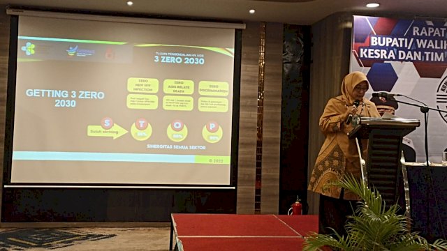 Wakil Ketua KPAP Sulsel dr. Rosmini Pandin, saat memaparkan rencana program penanggulangan HIV-AIDS di Sulsel pada Rapat Koordinasi Internal Pengurus KPAP Sulsel dan Lintas Sektor Terkait, di Hotel Mercure Makassar, Kamis (13/10/2022). (Chaerani/Republiknews.co.id)