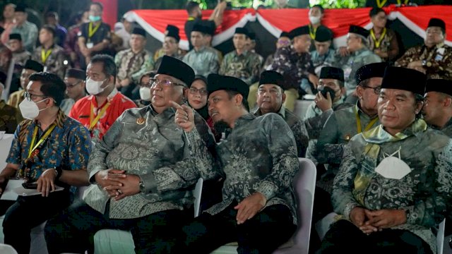 Gubernur Sulsel Andi Sudirman Sulaiman, berbincang dengan Gubernur Sultra Ali Mazi, saat menghadiri Pembukaan MTQ Nasional XXIX di Banjarmasin, Rabu (12/10/2022). (Istimewa)