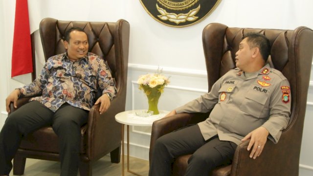 Pimpinan l BPK RI Bidang Polhukam Nyoman Adhi Suryadyana, berbincang dengan Kapolda Metro Jaya Irjen pol Fadil Imran. (Istimewa)