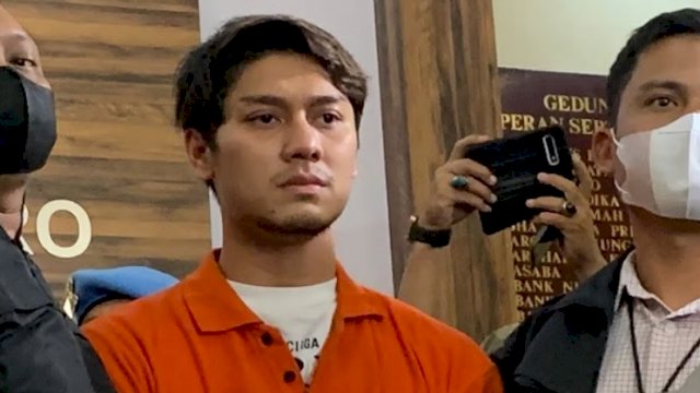 Rezky Billar resmi mengenakan baju tahanan. (Istimewa)