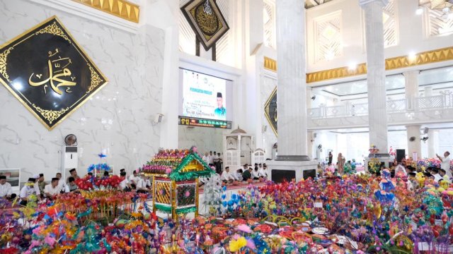Peringatan maulid Nabi Muhammad SAW yang digelar Pemkab Gowa dimeriahkan dengan ribuan kanre maudu untuk masyarakat. (Dok. Humas Gowa)
