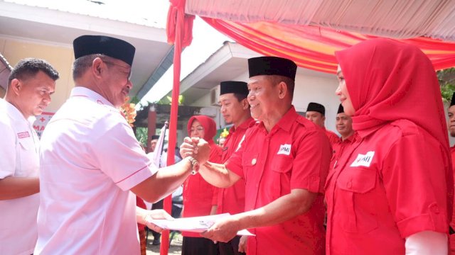 Ketua PMI Kabupaten Gowa, Abd Rauf Malaganni saat melantik pengurus PMI Kecamatan Bajeng di Halaman Kantor Kecamatan Bajeng. (Foto: Dok. Humas Gowa)