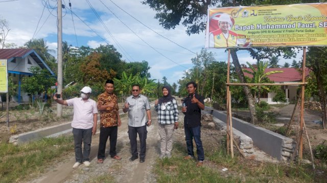 Anggota Komisi V DPR RI Muhammad Fauzi (tengah) saat meninjau pengerjaan drainase program Kotaku di Desa Wonokerto Kecamatan Sukamaju Selatan, Luwu Utara. Jumat (14/10/2022)