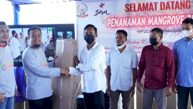 Gubernur Sulsel Andi Sudirman Sulaiman, menyerahkan bantuan alat tangkap ikan kepada nelayan di Kabupaten Takalar. (Istimewa)