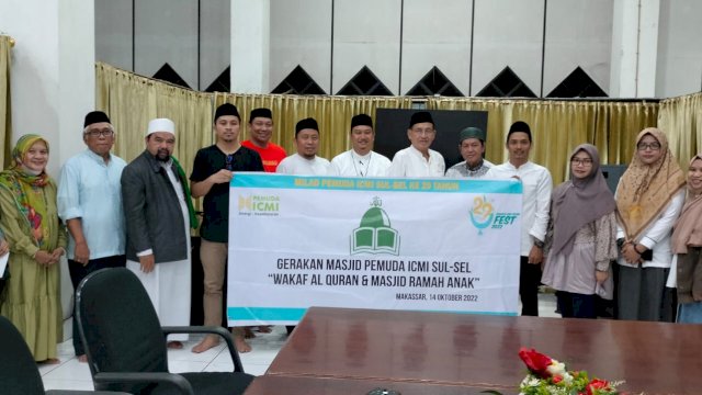 Pengurus Pemuda ICMI Sulsel bersilaturahmi bersama Ketua Yayasan Al Markaz Al Islami Makassar, Prof. Basri Hasanuddin, di Masjid Al Markaz Makassar, Jumat (14/10/2022). (Istimewa)
