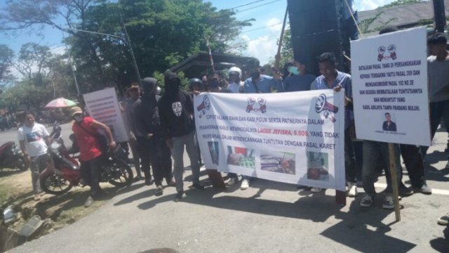 Puluhan kerabat dan keluarga almarhum, La Ode Jefirsa Arifin melakukan unjuk rasa di depan kantor Kejaksaan Negeri Muna. (FOTO. Rustam/Republiknews.Co.Id)