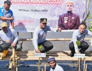 Bersama Pelajar dan Masyarakat, Gubernur Andi Sudirman Tanam 35.300 Batang Mangrove