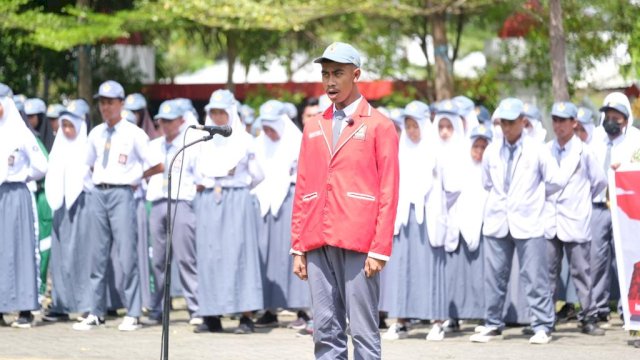 Bupati Gowa Adnan Purichta Ichsan, saat memimpin pelepasan Kirab Pelajar Andalan Sulsel, kemarin. (Dok. Humas Gowa)