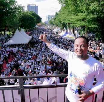 Puluhan Ribu Peserta Dilepas Gubernur Ikuti Anti Mager 353 Tahun 3,53 Km