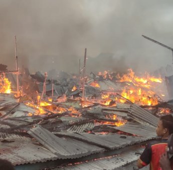 Ratusan Rumah Kios di Pasar Dolog Agats Kabupaten Asmat Papua Ludes Terbaka
