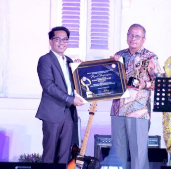 KPID Sulsel Beri Penghargaan ke Bupati Adnan, Dinilai Peduli LPPL