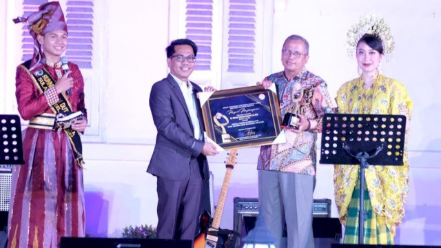 Bupati Gowa Adnan Purichta Ichsan, diwakili Kepala Dinas Kominfo SP Gowa Arifuddin Saeni, saat menerima penghargaan KPID Award 2022 sebagai kepala daerah yang mendukung kehadiran LPPL. (Dok. Humas Gowa)