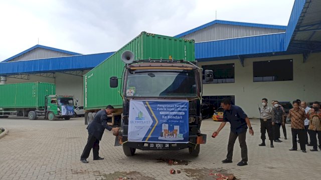 Pengiriman perdana produk furniture plastik Olympic melalui brand Olymplast dilakukan di sela-sela grand opening Pabrik Olymplast di Makassar, Minggu (16/10/2022). (Foto: Chaerani/Republiknews.co.id)