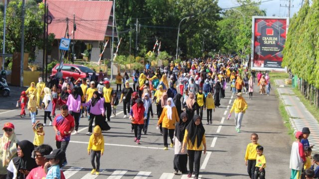 Ribuan masyarakat terlihat antusias mengikuti jalan sehat yang digelar DPD II Partai Golkar, Minggu (26/10/2022). (Foto: Asrianto/Republiknews.co.id)